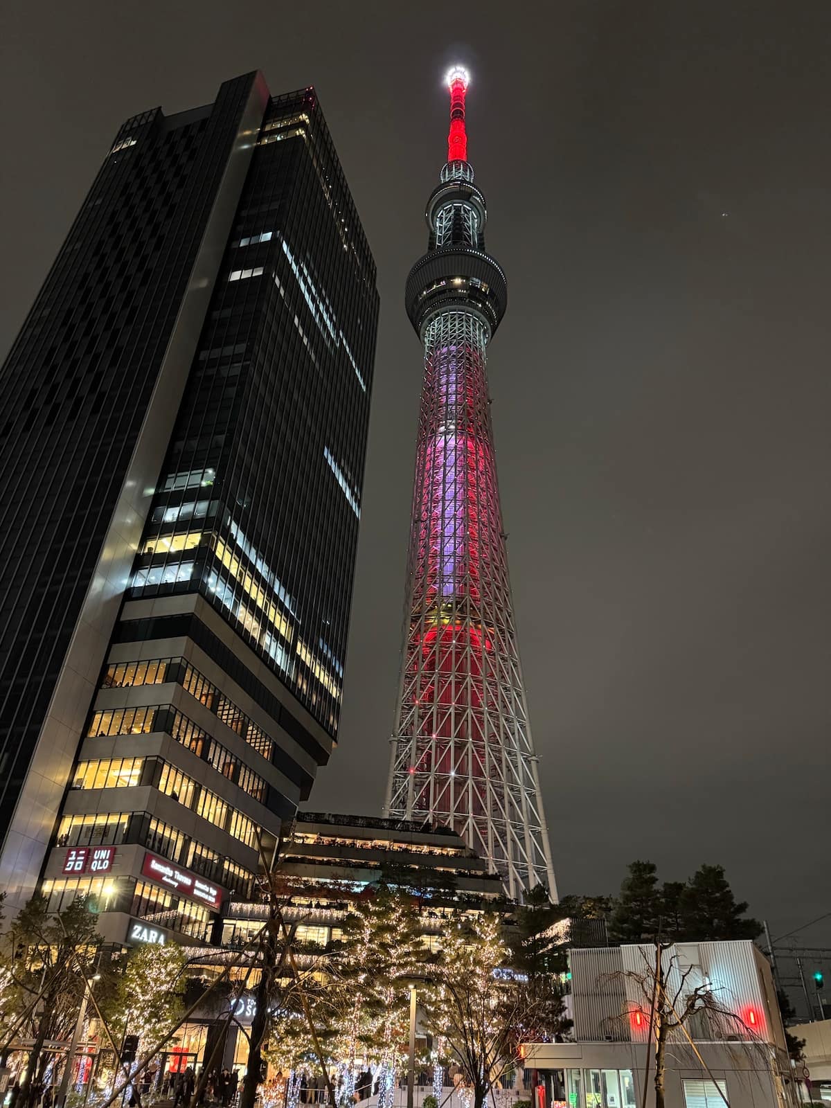 夜にライトアップされた東京スカイツリー